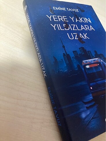 Beden Renk Yere Yakın Yıldızlara Uzak-Emine Tavuz