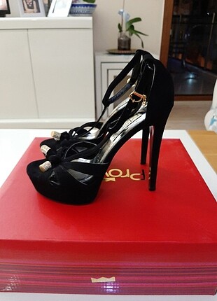Nine West Marıella Marezza marka gece ayakkabısı.