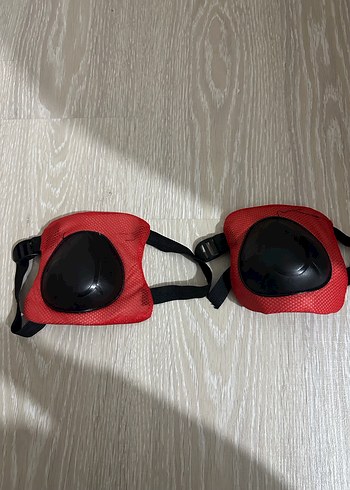 Çocuklar için Kırmızı Koruyucu Kask ve Dizlik Seti - Görsel 4