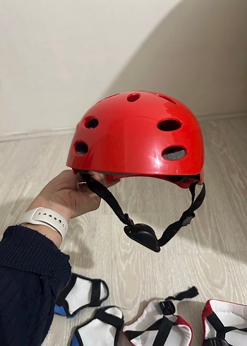 Çocuklar için Kırmızı Koruyucu Kask ve Dizlik Seti - Görsel 3