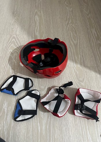 Çocuklar için Kırmızı Koruyucu Kask ve Dizlik Seti - Görsel 2
