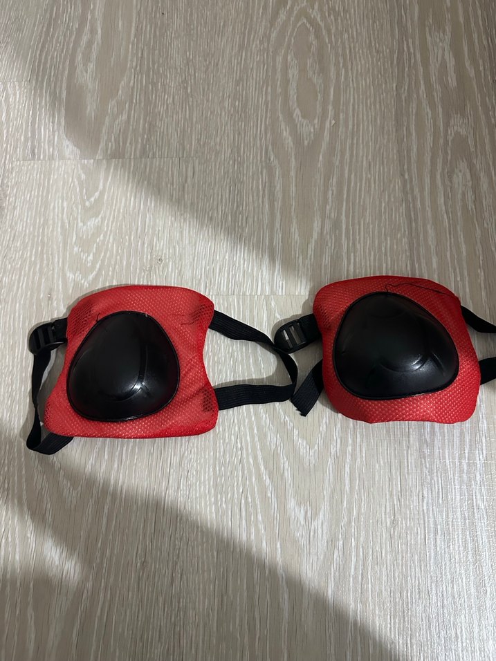 Çocuklar için Kırmızı Koruyucu Kask ve Dizlik Seti - Görsel 4