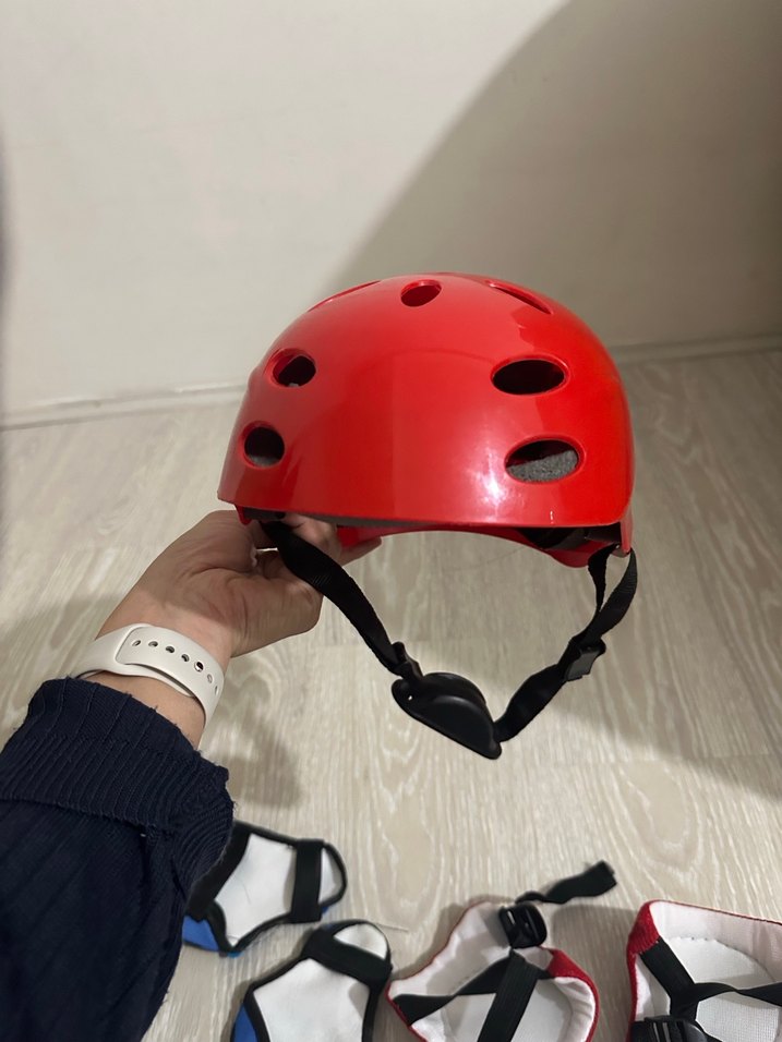 Çocuklar için Kırmızı Koruyucu Kask ve Dizlik Seti - Görsel 3