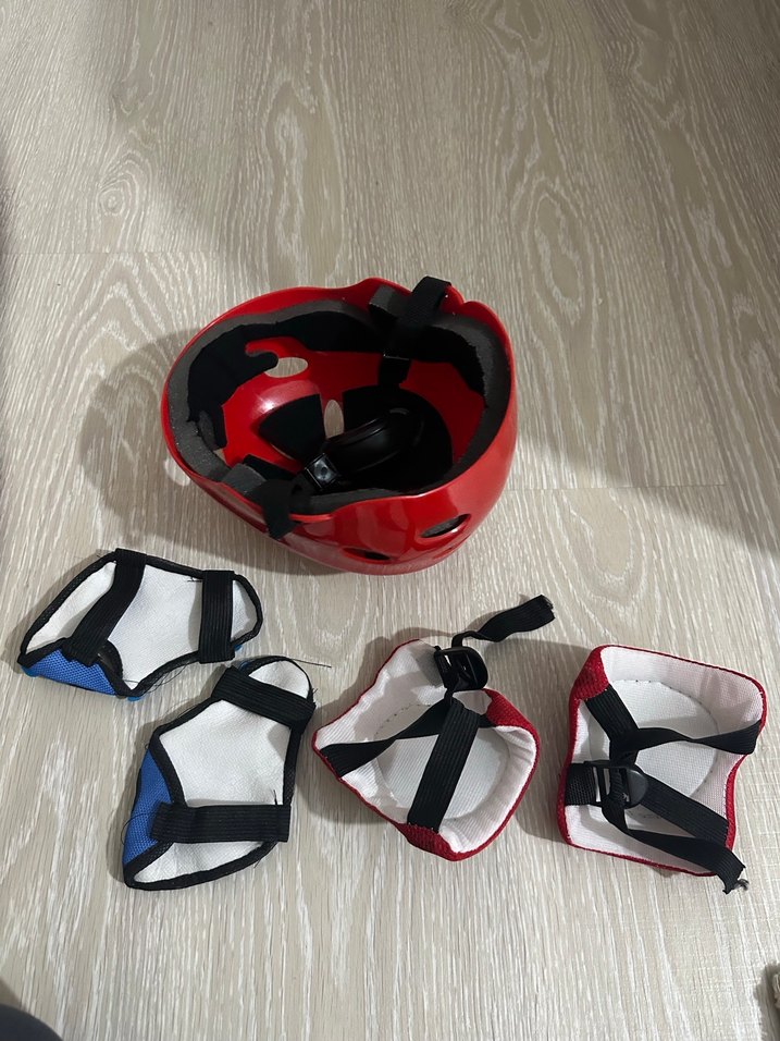 Çocuklar için Kırmızı Koruyucu Kask ve Dizlik Seti - Görsel 2