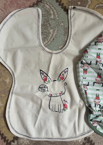 Beyaz Baskılı Bebek Önlüğü - Görsel 3