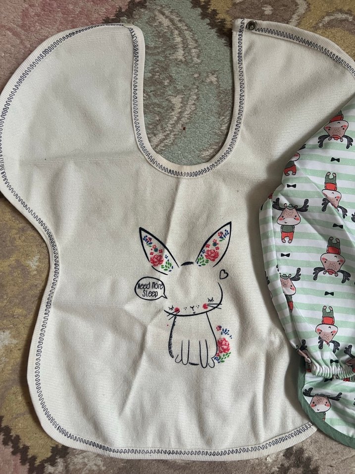 Beyaz Baskılı Bebek Önlüğü - Görsel 3