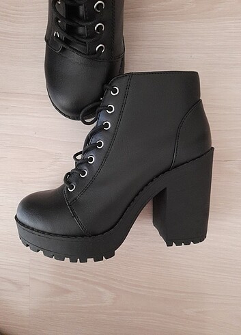 37 Beden siyah Renk H&M bot