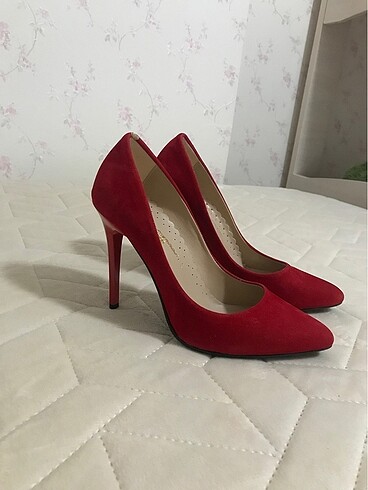Kırmızı stiletto