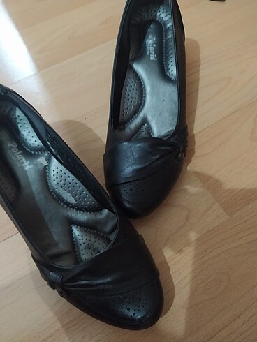 Siyah kadın topuklu ayakkabı
