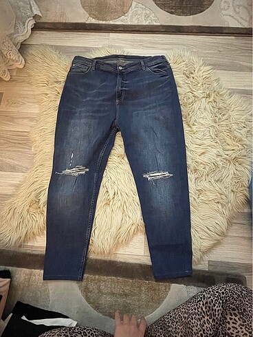 Trendyol curve dizleri yırtık kot pantolon