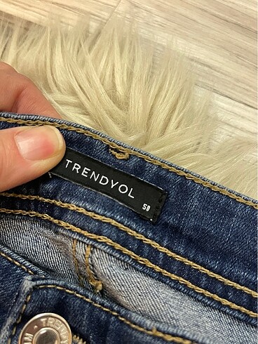 50 Beden lacivert Renk Trendyol curve dizleri yırtık kot pantolon