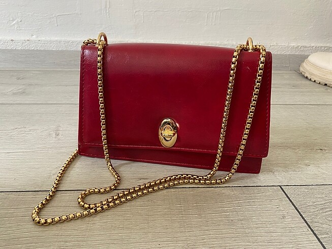 Kırmızı Zincirli Çanta - Görsel 2