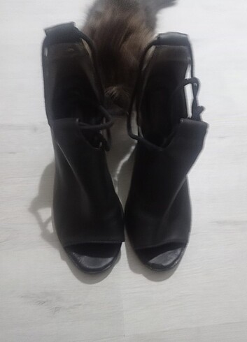 37 Beden Siyah uzun bağcıklı kalın topuklu sandalet bottie