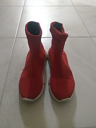 kırmızı çorap spor ayakkabi