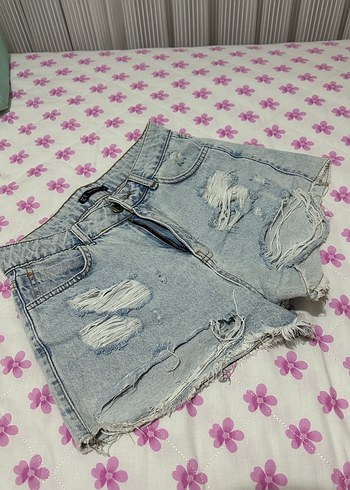 Yırtık Detaylı Mavi Denim Şort