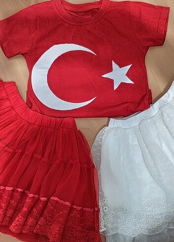 4 Yaş Beden kırmızı Renk Etekler ve t-shirt