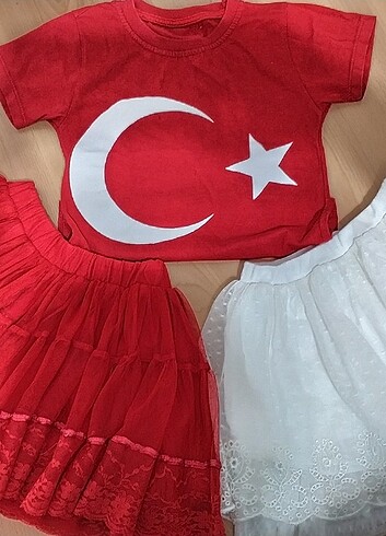 4 Yaş Beden kırmızı Renk Etekler ve t-shirt 