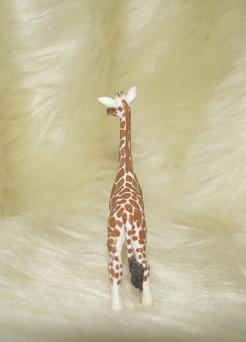  Schleich tarafından üretilmiş zürafa figürü.