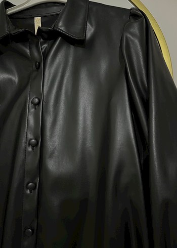 Düğmeli Siyah Parlak Deri Kadın gömlek - Görsel 2