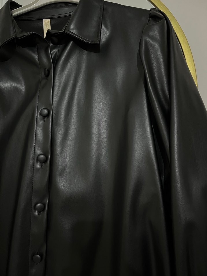 Düğmeli Siyah Parlak Deri Kadın gömlek - Görsel 2