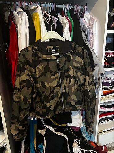 Crop kamuflaj desenli yağmurluk BERSHKA