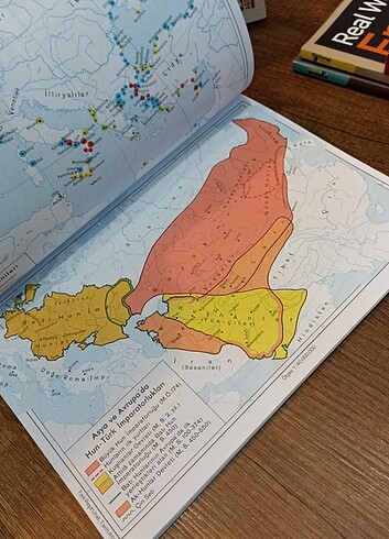  Beden Renk TARİH ATLASI( YENİ BASIM ŞEKLİNDE OLAN) / FAİK REŞİT UNAT