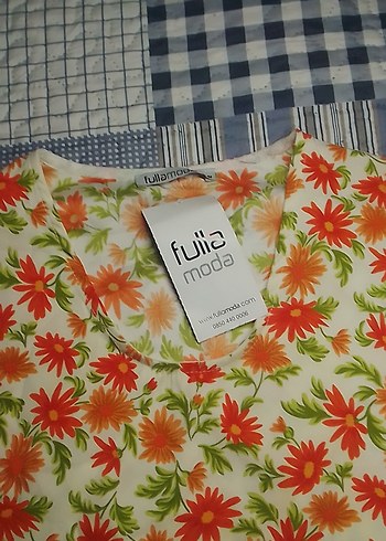 Çiçek Desenli Kısa Kollu Bluz - Görsel 3