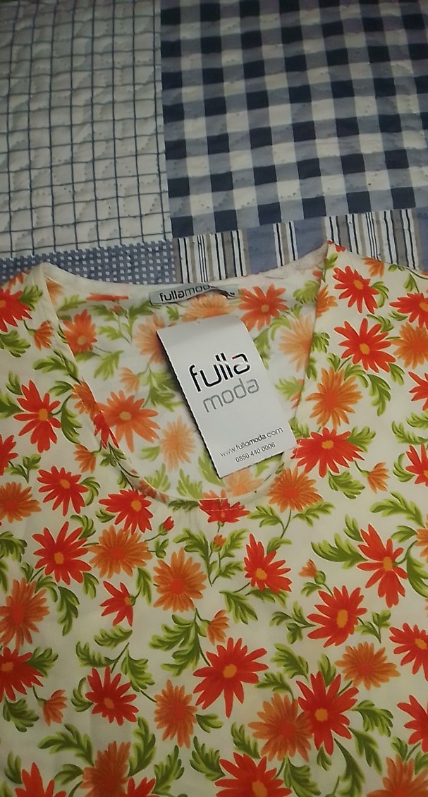 Çiçek Desenli Kısa Kollu Bluz - Görsel 3