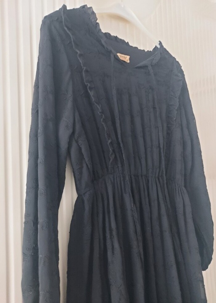 Üzeri islemeli tül elbise  - Görsel 5