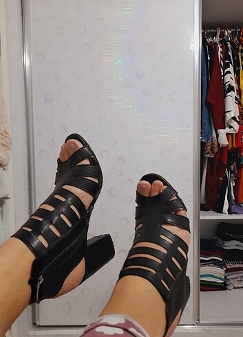 Siyah topuklu sandalet, ayakkabı 