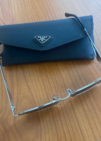 Prada üçgen logolu siyah cam gözlük