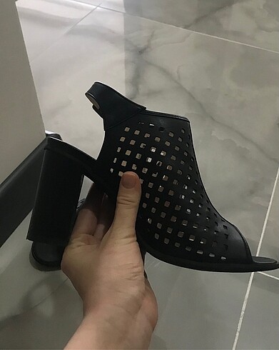 Siyah topuklu ayakkabı