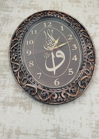 Kahverengi Oyma Desenli Duvar Saati