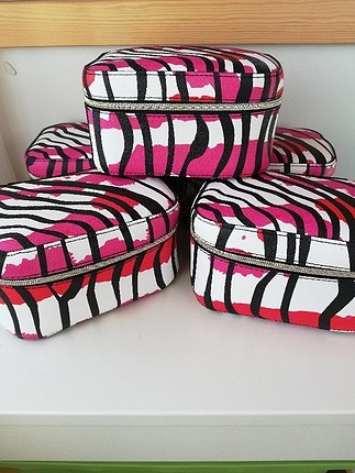 Estee Lauder Estée Lauder zebra desenli makyaj cantasi 