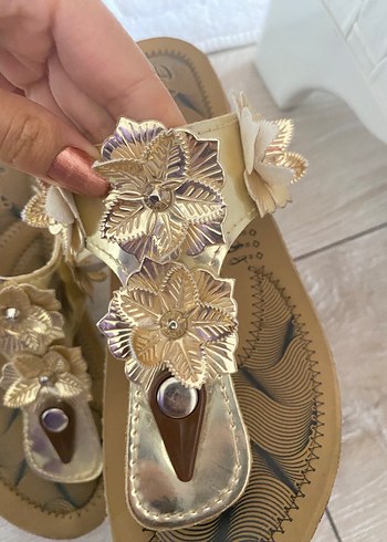 Altın Renkli Çiçekli Dolgu Topuklu Kadın Sandalet - Görsel 2