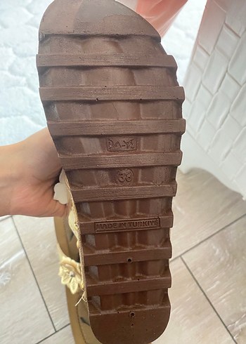 Altın Renkli Çiçekli Dolgu Topuklu Kadın Sandalet - Görsel 3