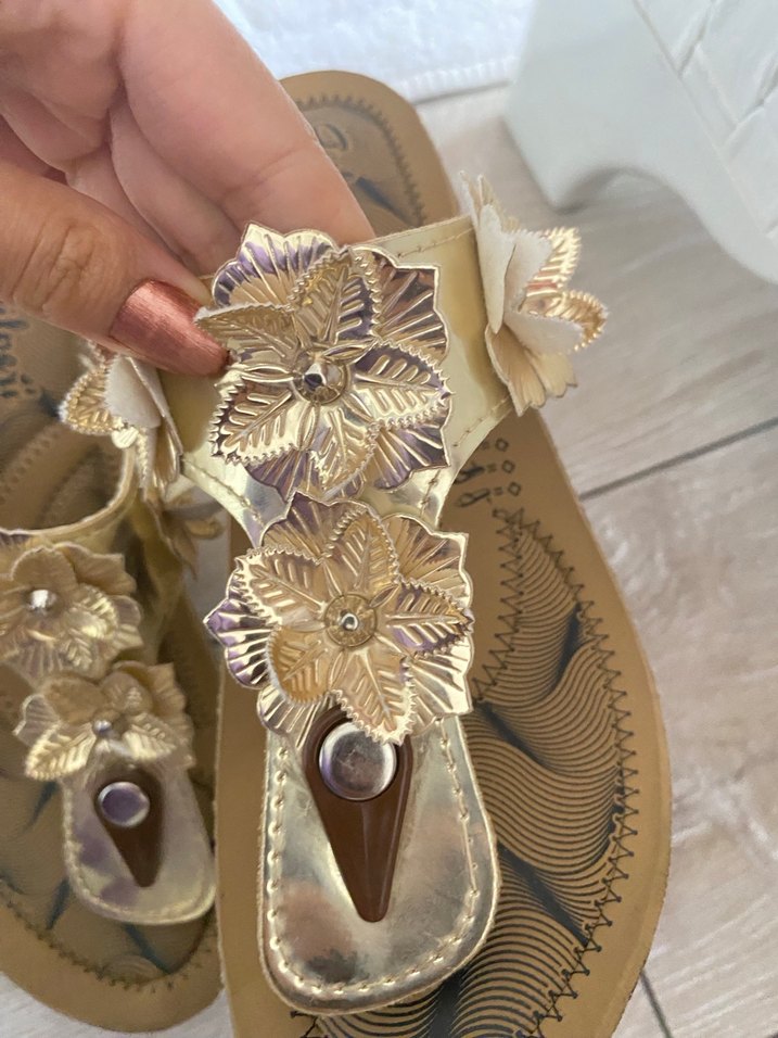 Altın Renkli Çiçekli Dolgu Topuklu Kadın Sandalet - Görsel 2