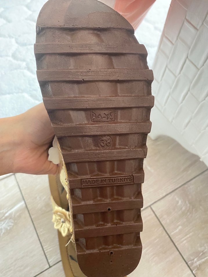 Altın Renkli Çiçekli Dolgu Topuklu Kadın Sandalet - Görsel 3