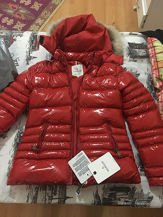 Moncler Moncler rugan kırmızı mont etiketli
