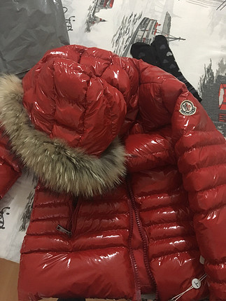 s Beden Moncler rugan kırmızı mont etiketli