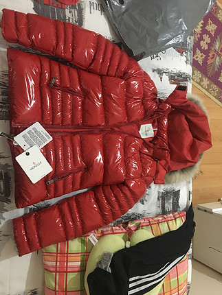 s Beden kırmızı Renk Moncler rugan kırmızı mont etiketli