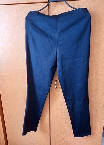 xl Beden lacivert Renk XL pantolon sorunsuz,boy 96 cm, yarı bel 44 cm,basen 49 cm, yüks