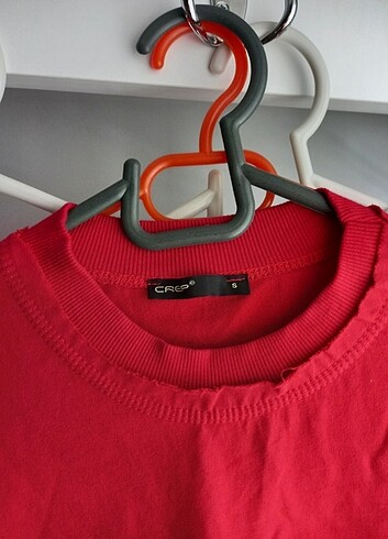 l Beden kırmızı Renk L-XL uyumlu sweatshirt, en ve boy 60'ar cm.