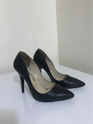 Klasik siyah stiletto
