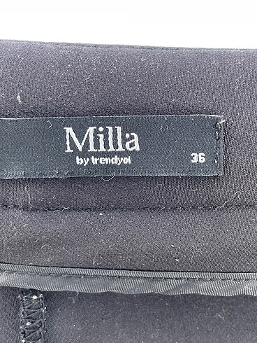 36 Beden siyah Renk Trendyol & Milla Düz Kesim %70 İndirimli.