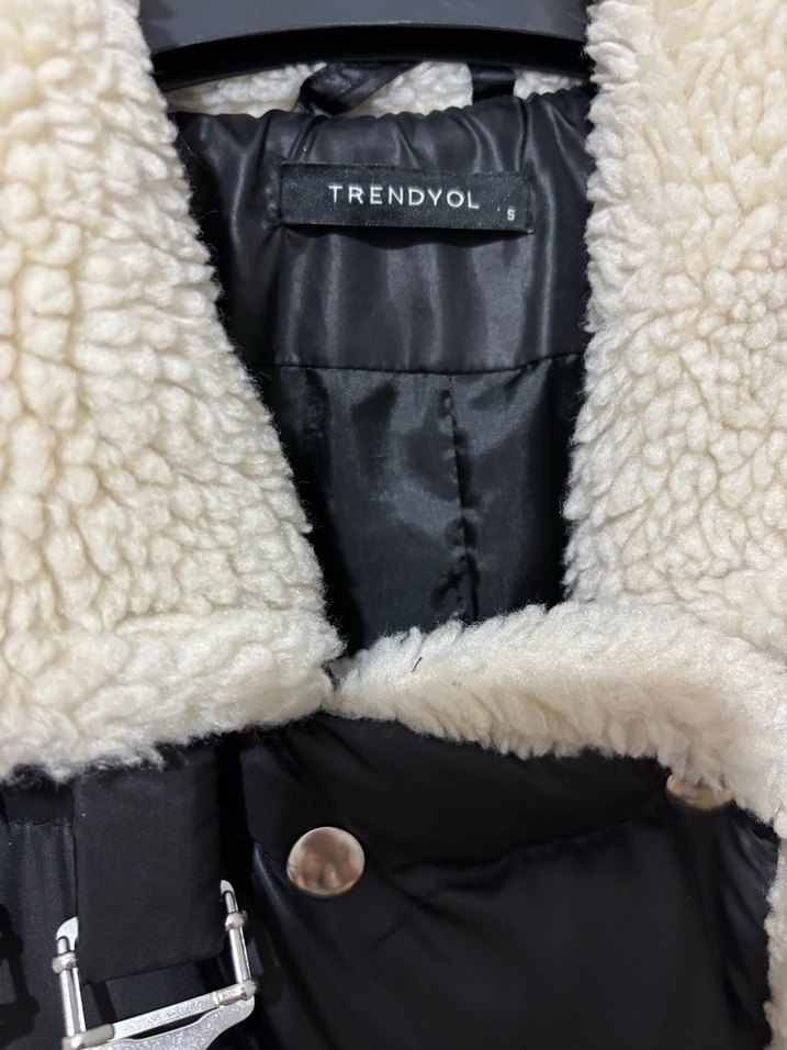 Siyah Mini Kürklü Mont - Görsel 3