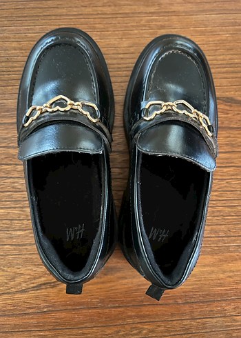 H&M Zincir Detaylı Siyah Deri Kadın Loafer - Görsel 3