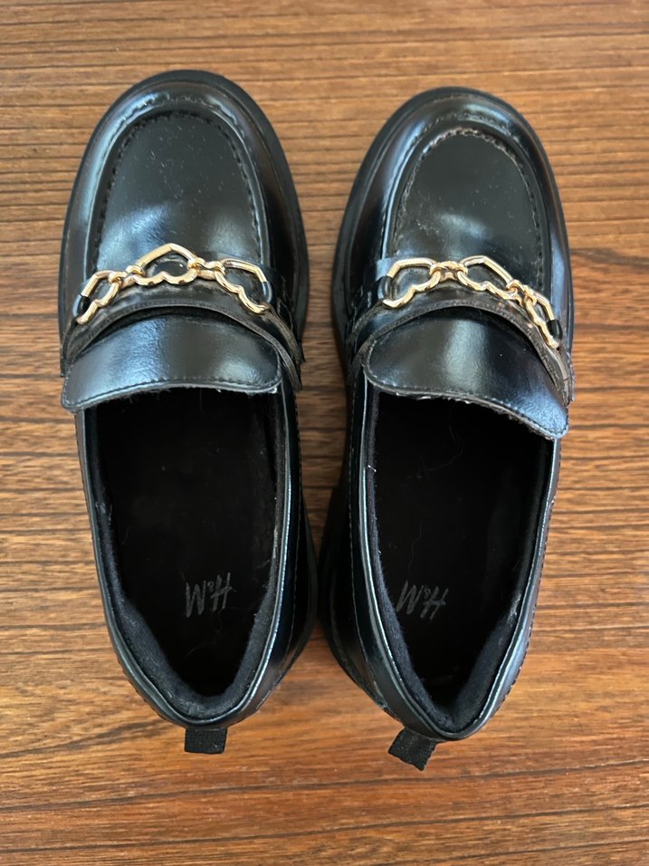 H&M Zincir Detaylı Siyah Deri Kadın Loafer - Görsel 3