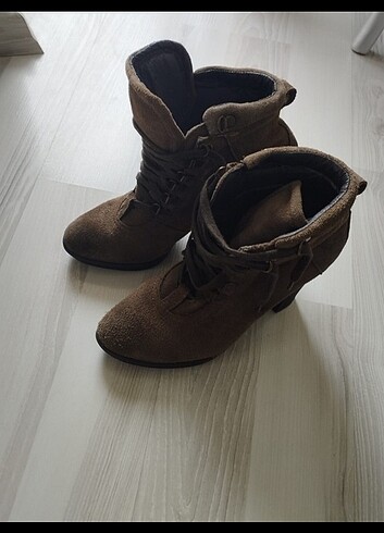 Bayan kısa çizme