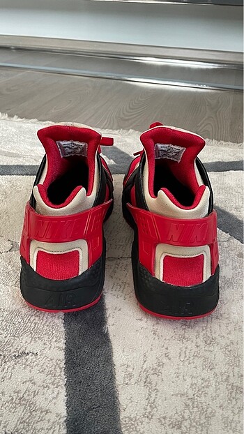 45 Beden kırmızı Renk Nike air custom ayakkabı 45.5